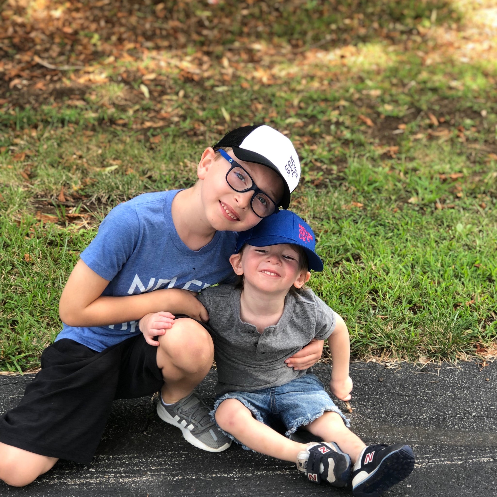 KIDS NEVER GIVE UP. HAT (White/Black)