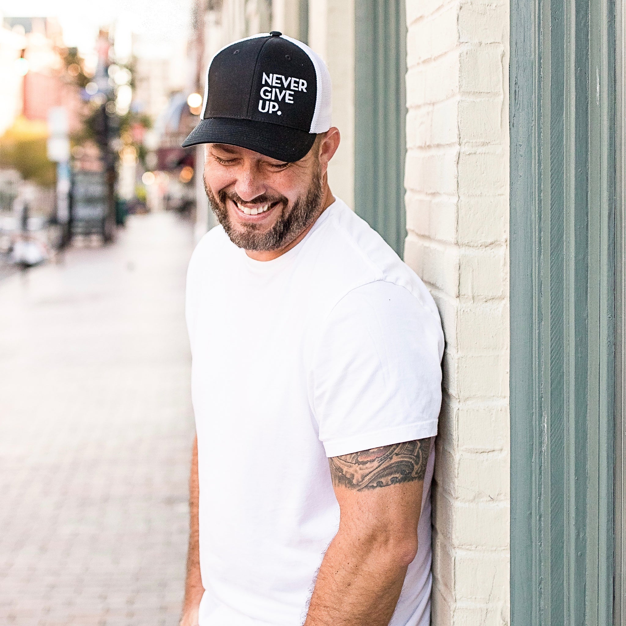 NEVER GIVE UP. HAT (BLACK/WHITE)
